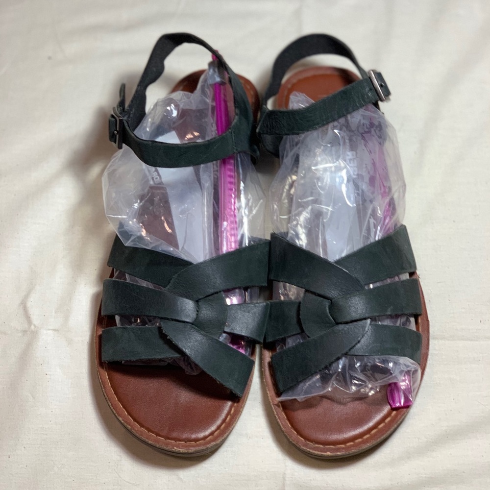 COPY - Tom’s women’s leather sandals size 8 for @hannahradpants purchase only